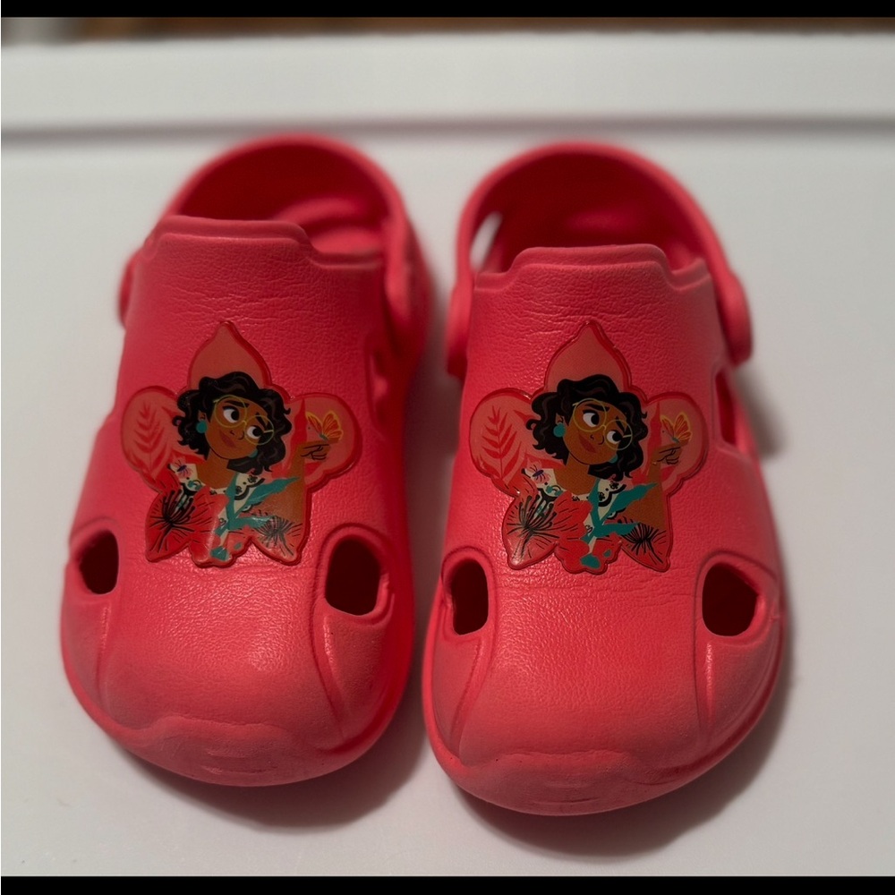 Disney Encanto Character “croc like” Clogs. EUC child’s size 7/8